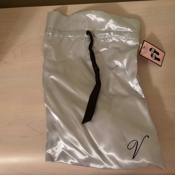 New Victoria’s Secret Silver Rhinestone and Black Velvet Shoes Woman’s S or 5/6 - Picture 4 of 4